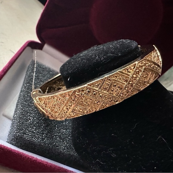 Camrose and Kross gold toned bangle - Picture 7 of 10